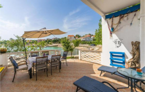  Three-Bedroom Holiday Home in Lun  Лун